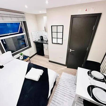 London 1 Central Studio Like A Hotel Room-3