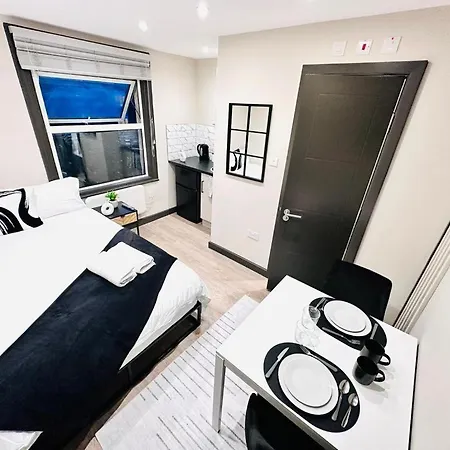 London 1 Central Studio Like A Hotel Room-2